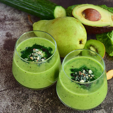 Grüner Smoothie in zwei Gläsern