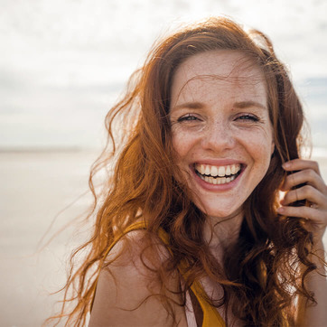 Lachende Frau am Strand