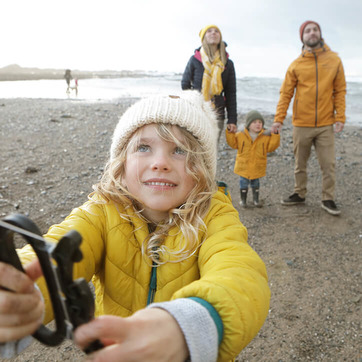 Familie am Strand Drachensteigen